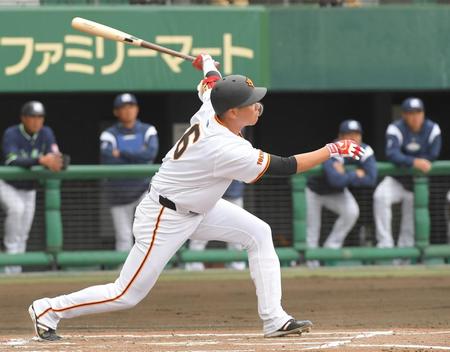 　１回、坂本は左飛に倒れる（撮影・佐藤厚）