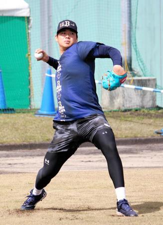 　休日返上でキャッチボールする山下