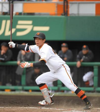 　４回、佐々木は左翼に適時二塁打を放つ（撮影・佐藤厚）