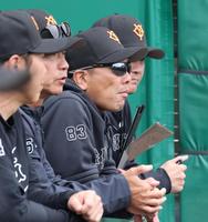 　日本ハムとの練習試合で、グラウンドを見つめる阿部監督