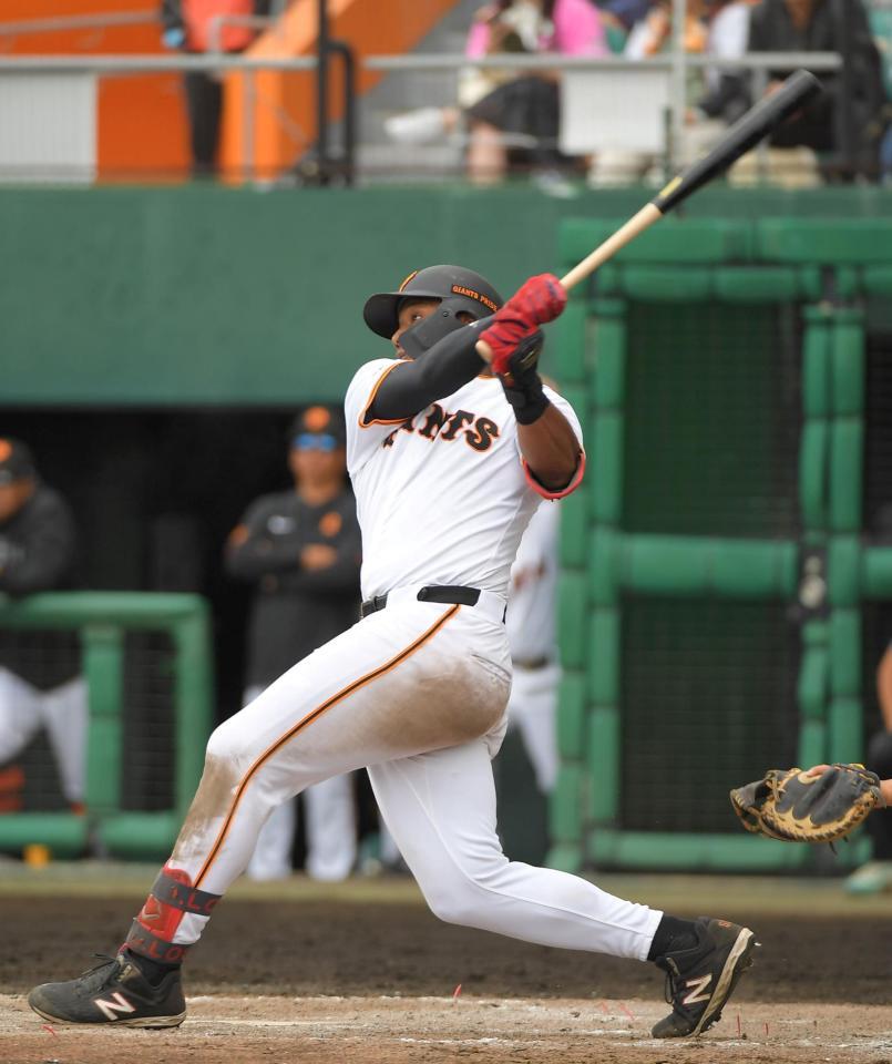 　４回裏、オコエは左中間に２ランを放つ（撮影・佐藤厚）