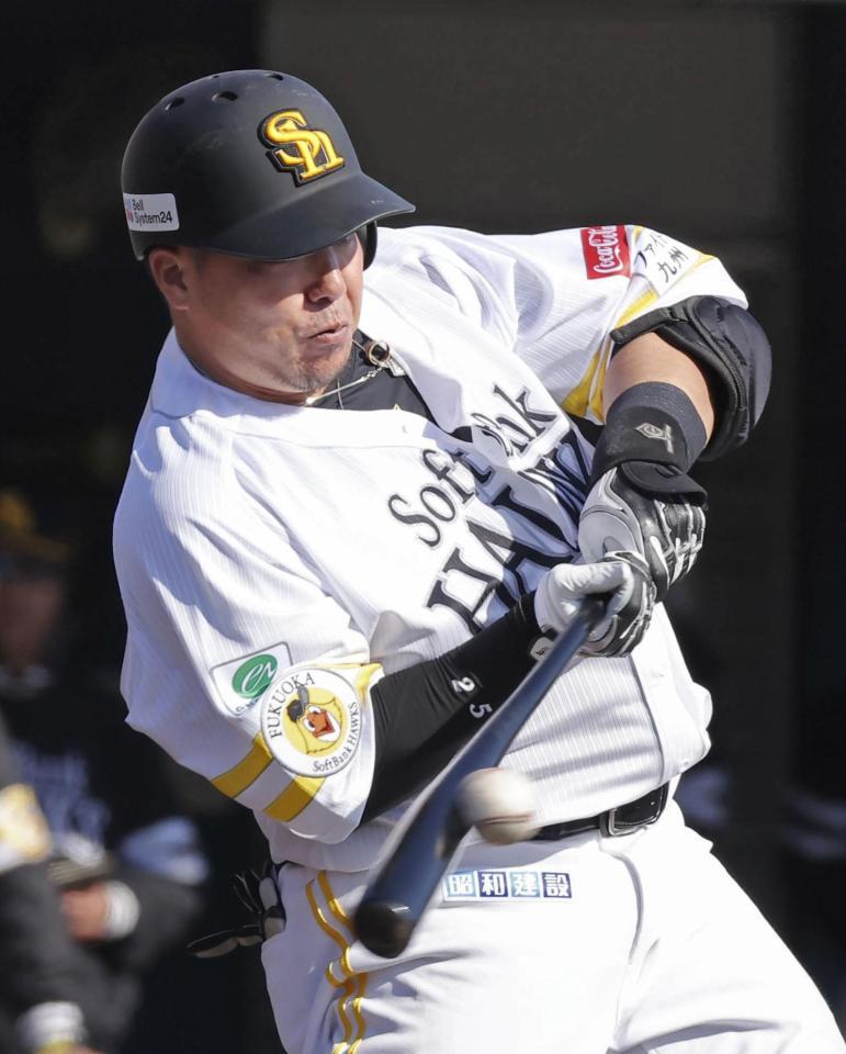 　ロッテとの練習試合の６回、安打を放つソフトバンク・山川