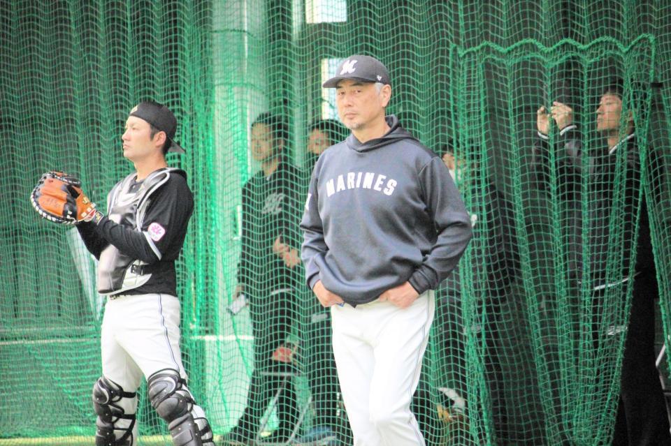 　ブルペンで佐々木の投球を見守った吉井監督