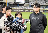 　台湾で人気の杉内コーチが、地元メディアから取材を受ける