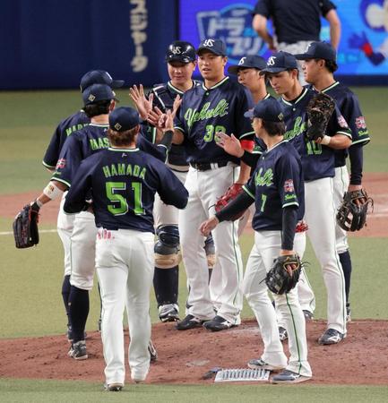 　中日に勝ち、タッチを交わすヤクルトナイン