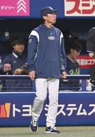 　選手交代を告げる高津監督