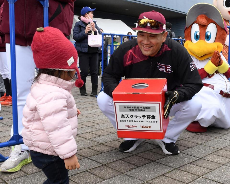 　能登半島地震被災支援の募金活動を行う田中将（撮影・市尻達拡）