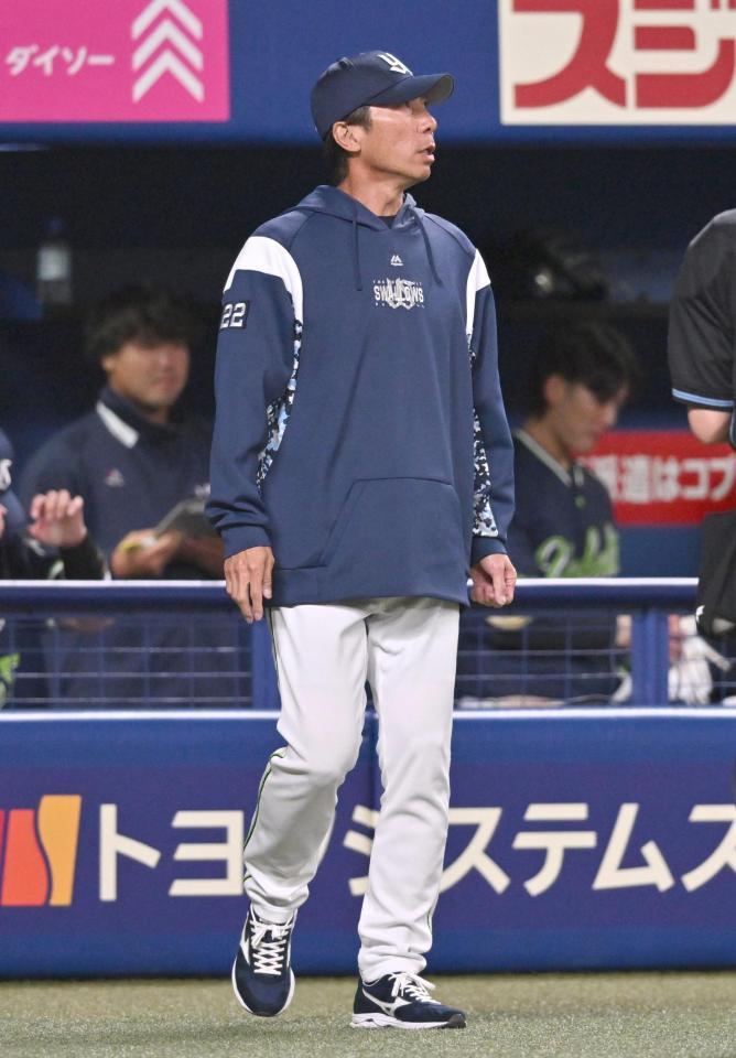 　選手交代を告げる高津監督