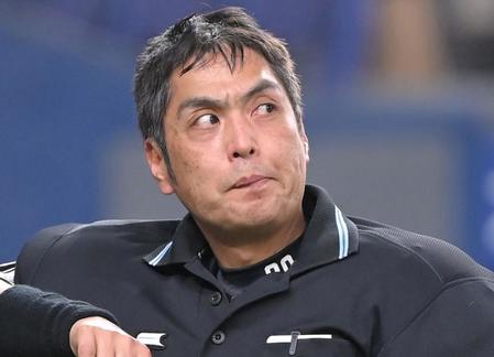 【写真】オリックスの選手たちからにらまれる白井審判員の背中が　あまりにも寂しい