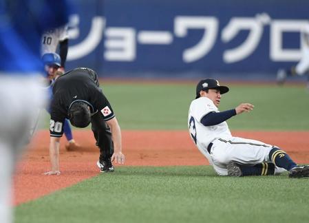 　遊撃手の宜保と接触し、転倒する白井審判員（撮影・石井剣太郎）