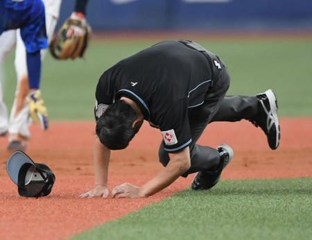 　宜保と転倒し、転倒する白井審判員（撮影・石井剣太郎）