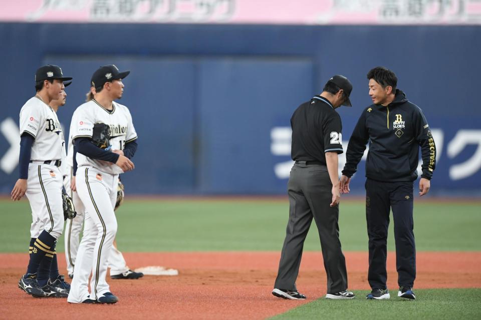 　遊撃手の宜保と接触し、転倒した白井審判員（右から２人目）＝撮影・石井剣太郎