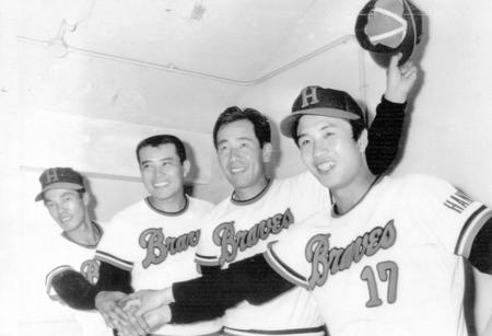 パ・リーグ前期優勝を決め、笑顔で握手する阪急ナイン（右から）山田久志、上田利治監督、長池徳士、福本豊＝１９７４年６月２０日