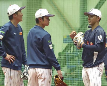 　練習中に、源田（左）、中野（中央）と話す宗山＝大阪・舞洲