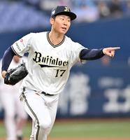 　１回、細川の放ったゴロの行方を指さす曽谷（撮影・北村雅宏）