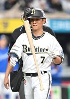 　２回、見逃し三振に倒れてベンチに戻る西川（撮影・北村雅宏）