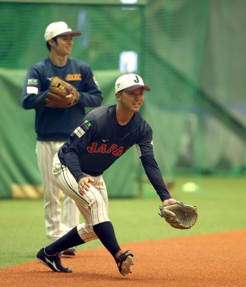 　ノックを受ける明大・宗山（左は中野）＝撮影・山口登