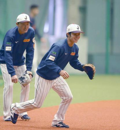 　ノックを受ける中野。左は源田