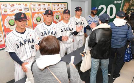 　試合前、能登半島地震の募金活動を行った（左から）宗山、田村、中村、森下（撮影・伊藤笙子）