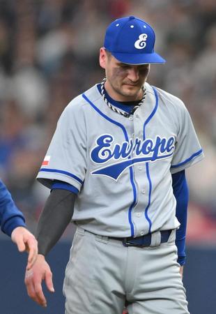 　３回、右肩を痛め、降板するシュナイダー（撮影・伊藤笙子）