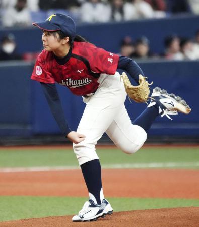 　始球式を務めた能登半島地震で被災した女子小学生の徳野由子さん＝６日、京セラドーム大阪