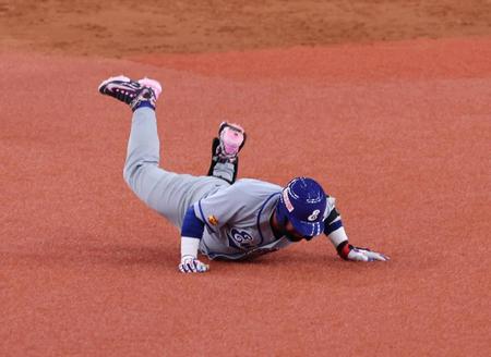 【写真】１塁を回るまでは良かったのに　豪快に足が空回り→まさかの転倒