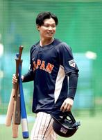 　バットを手に笑顔を見せる森下翔（撮影・山口登）