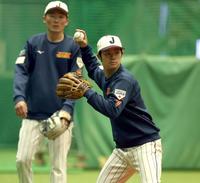 　ノックを受ける中野（左は源田）＝撮影・山口登
