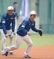 　ノックを受ける中野。左は源田