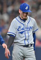 　３回、右肩を痛め、降板するシュナイダー（撮影・伊藤笙子）