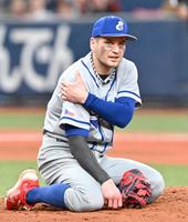 　３回、投球後に右肩を押さえるシュナイダー（撮影・北村雅宏）