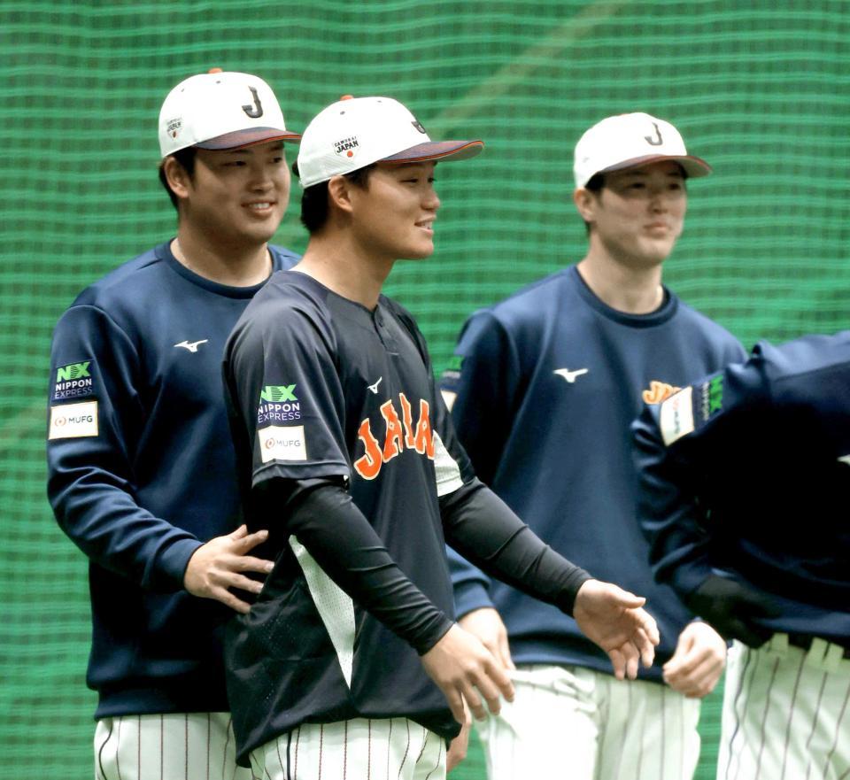 　練習中、笑顔を見せる（中央）。左は村上