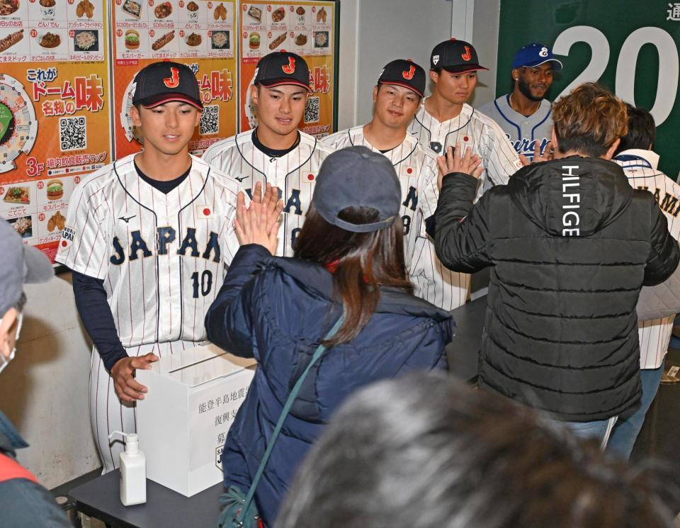 　試合前、能登半島地震の被災者に向けた募金活動に参加する（左から）宗山、田村、中村、森下