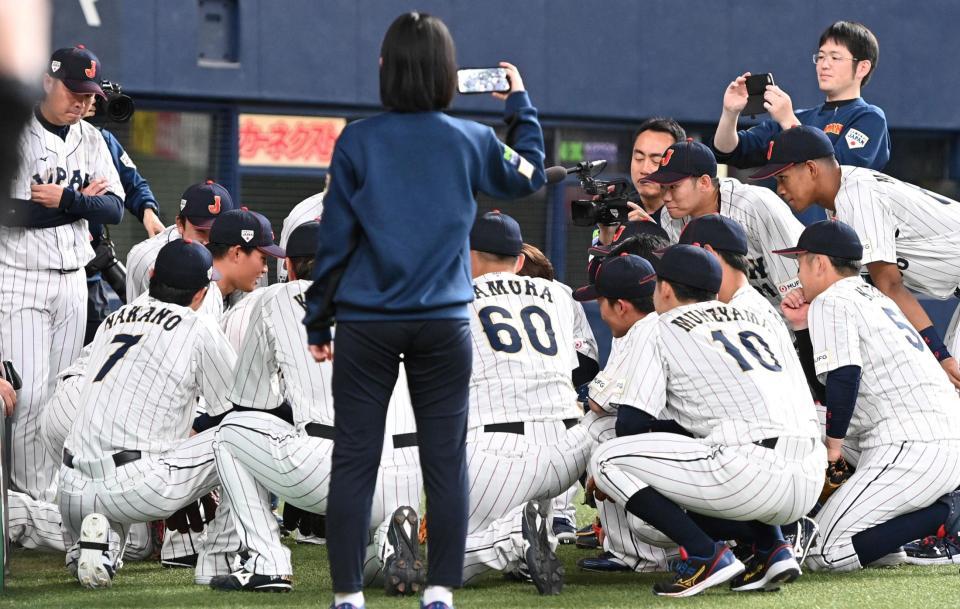 　試合前、円陣を組む侍ジャパンナイン（撮影・北村雅宏）