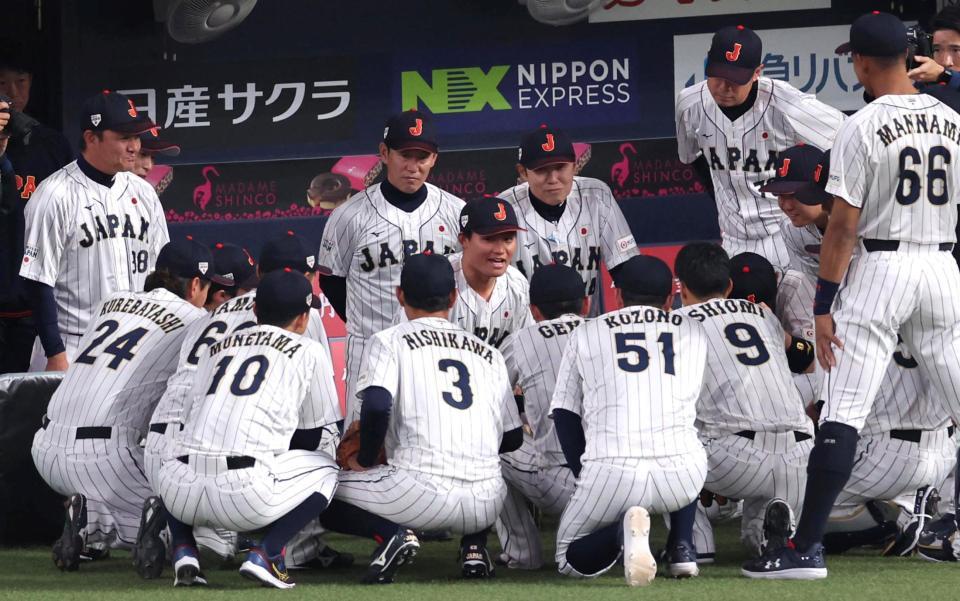 　試合前、円陣で声出しする森下（中央）＝撮影・山口登