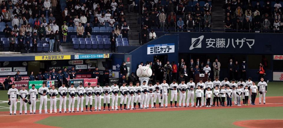 　試合前、能登半島地震の犠牲者に黙とうする侍ジャパンナイン（撮影・山口登）