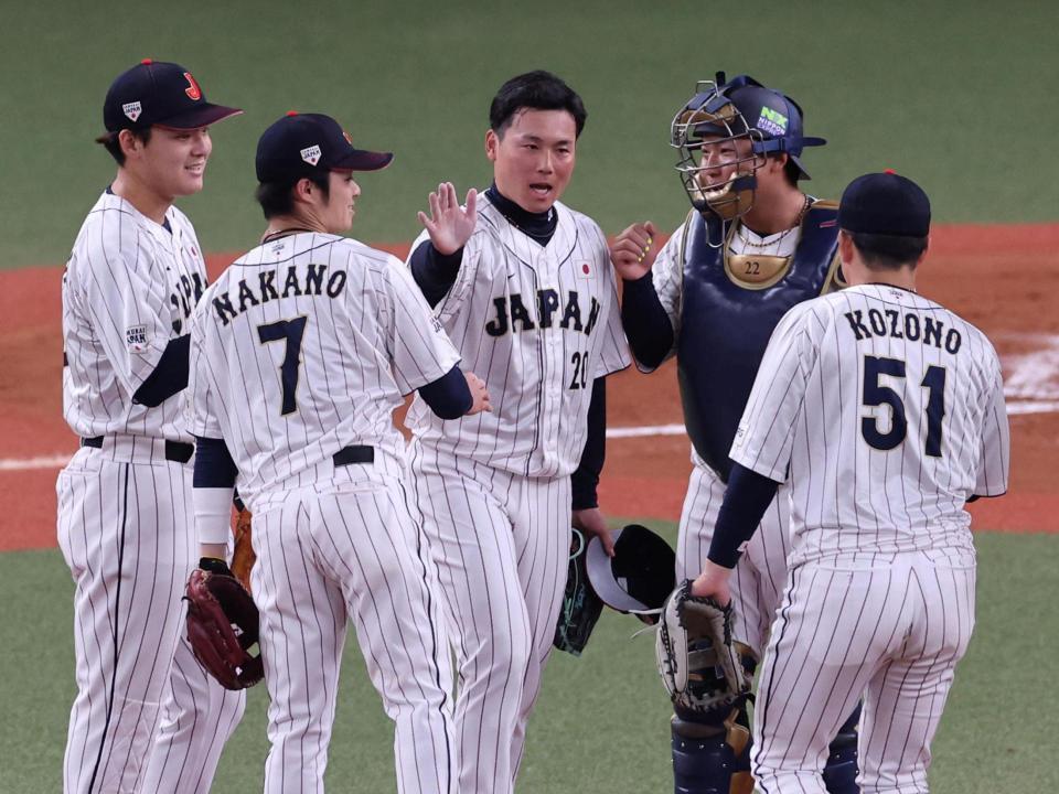 　試合を締め、ナインとタッチする栗林（中央）＝撮影・山口登