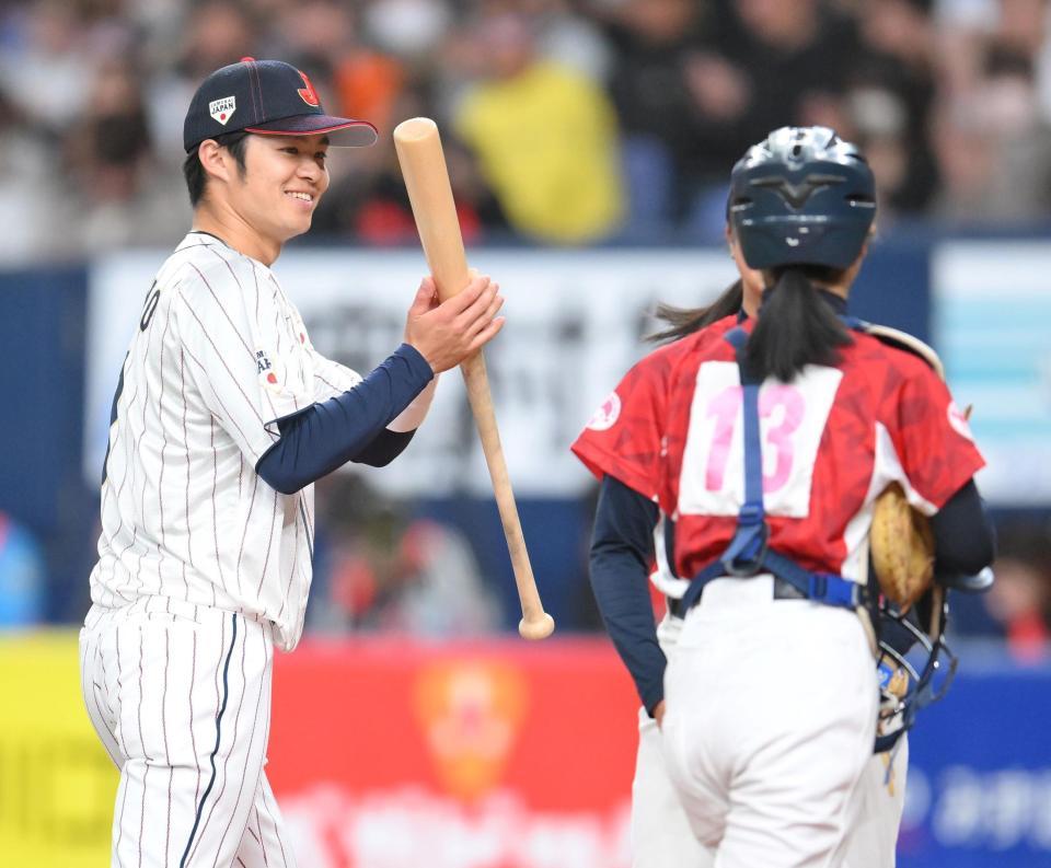 　始球式を務めた被災地・能登半島出身の女子野球選手に拍手を送る中野（撮影・伊藤笙子）