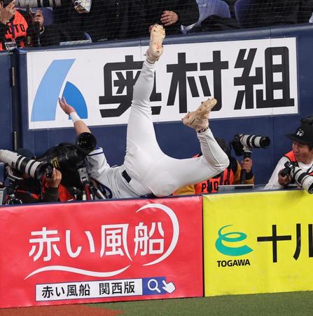 【写真】欧州代表選手が背中からカメラマン席に落下するハプニング　幸い無事、亀井コーチ救出
