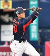 　２回、先制となる犠飛を放つ山本（撮影・北村雅宏）