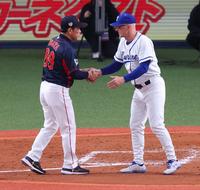 　健闘をたたえ合いマッツィエーリ監督（右）と握手する井端監督