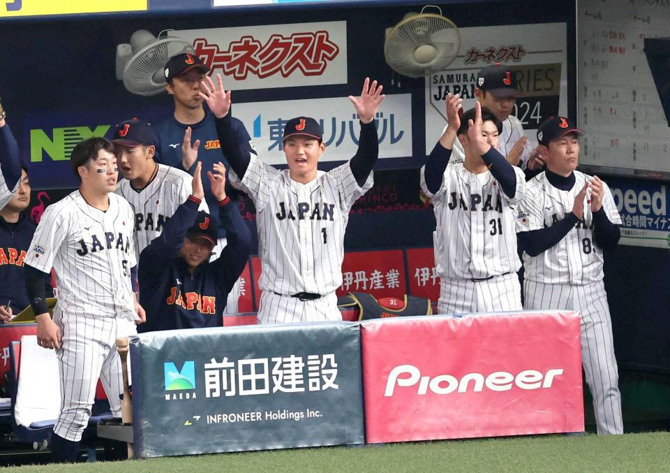 　先制点に沸く森下翔（中央）ら日本代表ナイン