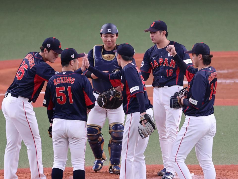 　欧州代表に勝利をタッチを交わす種市（右から２人目）ら日本代表ナイン（撮影・山口登）