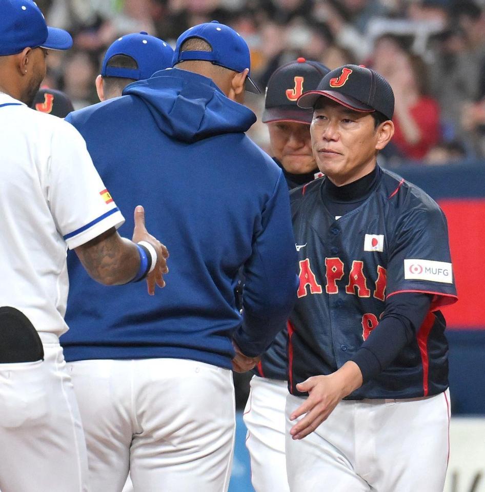 　欧州代表との２試合を終え、握手を交わす井端監督（撮影・伊藤笙子）