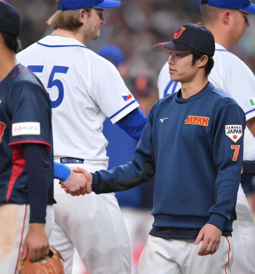 欧州代表との連戦を終え、握手を交わす阪神・中野拓夢＝京セラドーム大阪（撮影・伊藤笙子）