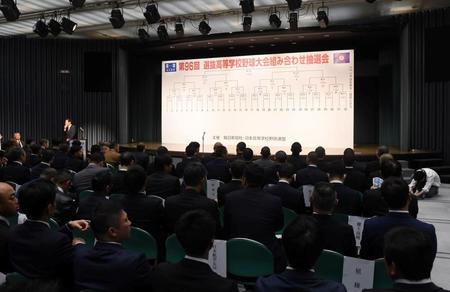 　多くの報道陣が集まった選抜高等学校野球大会組み合わせ抽選会