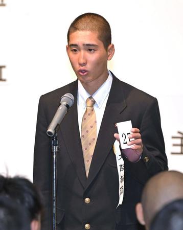 　抽選会に臨む大阪桐蔭・宮本真司郎（撮影・石井剣太郎）