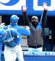 　２回、先制ソロを放った野村（左）をバンザイで迎える新庄監督（撮影・佐藤厚）