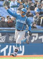 　４回、今川は左越えに勝ち越しソロを放ち、ガッツポーズ（撮影・佐藤厚）