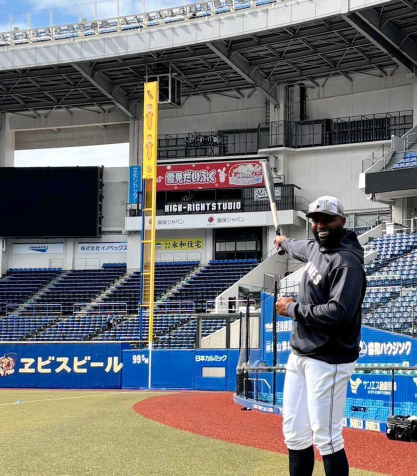 　トッポの広告が掲出されたホームランポールを指すポランコ